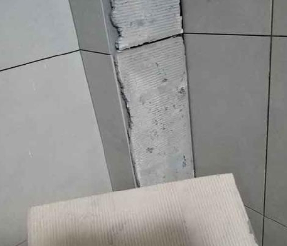 安定瓷砖空鼓维修公司分享下厨房瓷砖脱落的补救措施。
